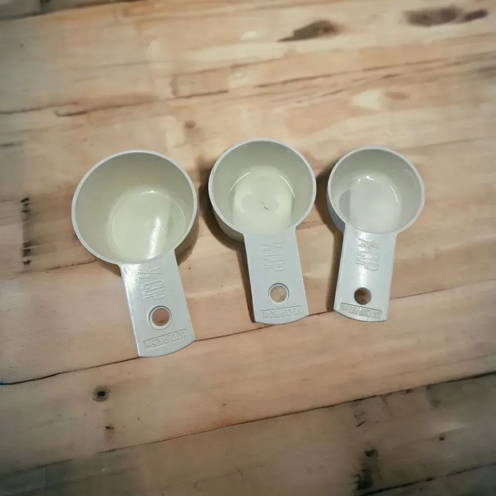 VINTAGE PYREX PLASTIC DRY NESTING MEASURING CUPS OFF-WHITE 1/4, 1/3, 1/2,